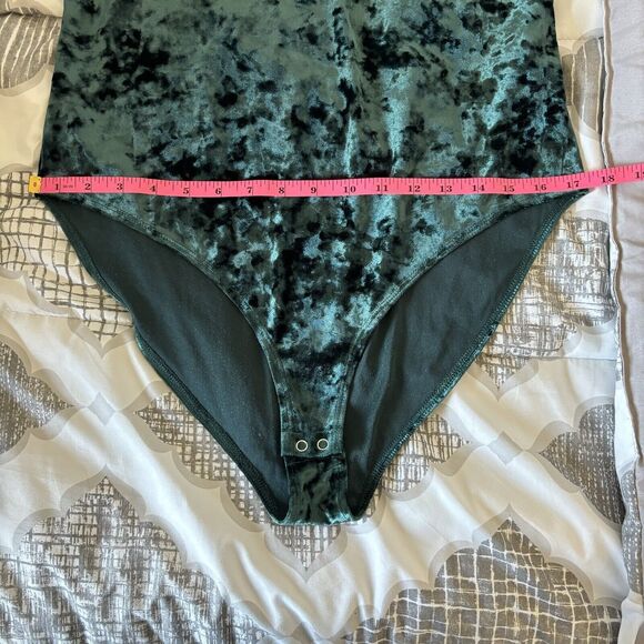 Forever 21 Size 1x Green Velvet Sleeveless Bodysuit - Picture 9 of 11
